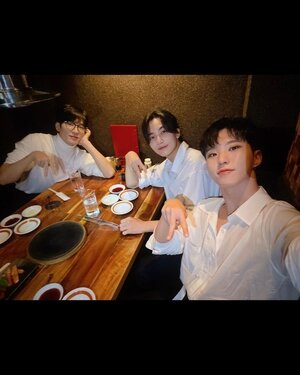 221107 SEVENTEEN Hoshi Instagram Update with Wonwoo, Jeonghan