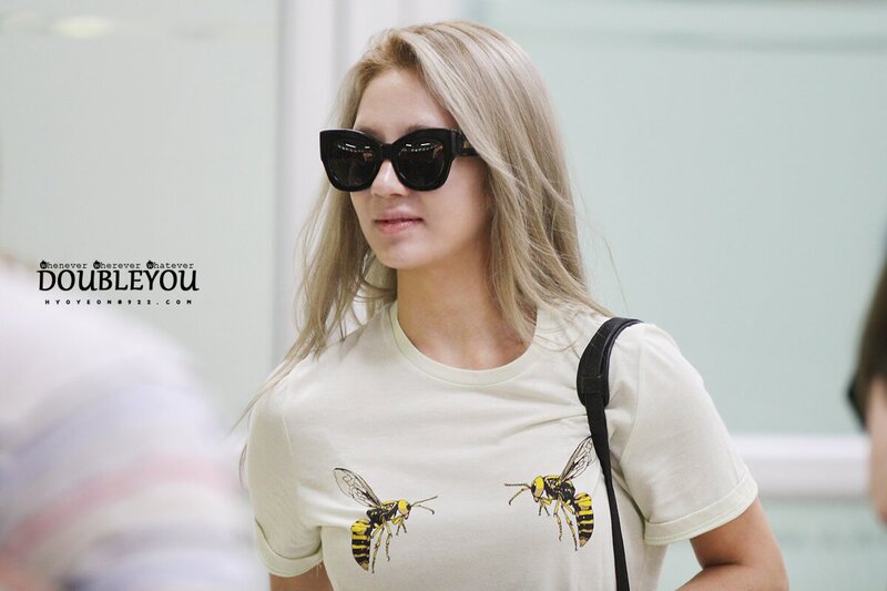 130807 Girls' Generation Hyoyeon at Gimpo Airport documents 1