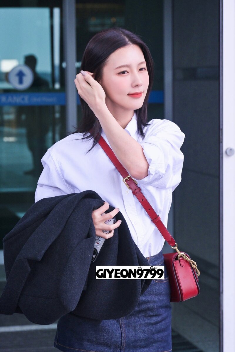 240406 (G)I-DLE Miyeon at Incheon International Airport documents 7