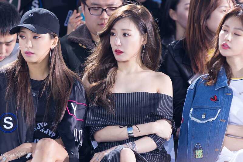 160324 Tiffany and SISTAR Bora at SJYP Seoul Fashion Week documents 9