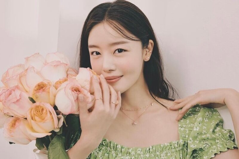 230503 Han Sunhwa for Ily and Jewelry (Instagram Update) documents 2