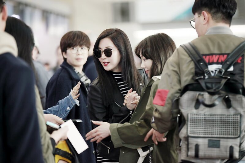 170401-170402 Girls' Generation Seohyun at Incheon Airport documents 1