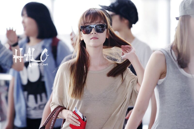 120708 Girls' Generation Jessica at Gimpo Airport documents 1