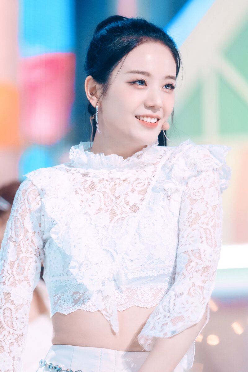 220123 fromis_9 Gyuri - 'DM' at Inkigayo documents 16