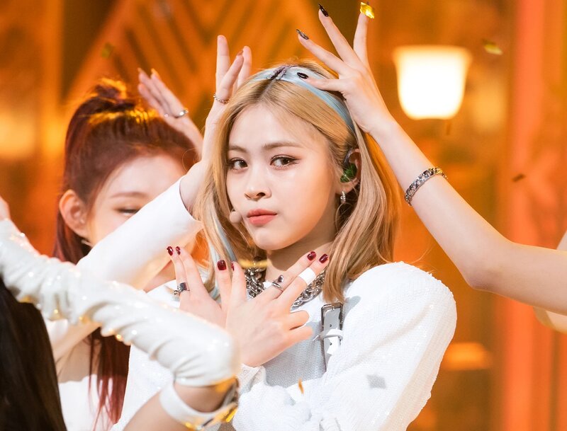 210502 ITZY 'Mafia In the morning' at Inkigayo documents 2