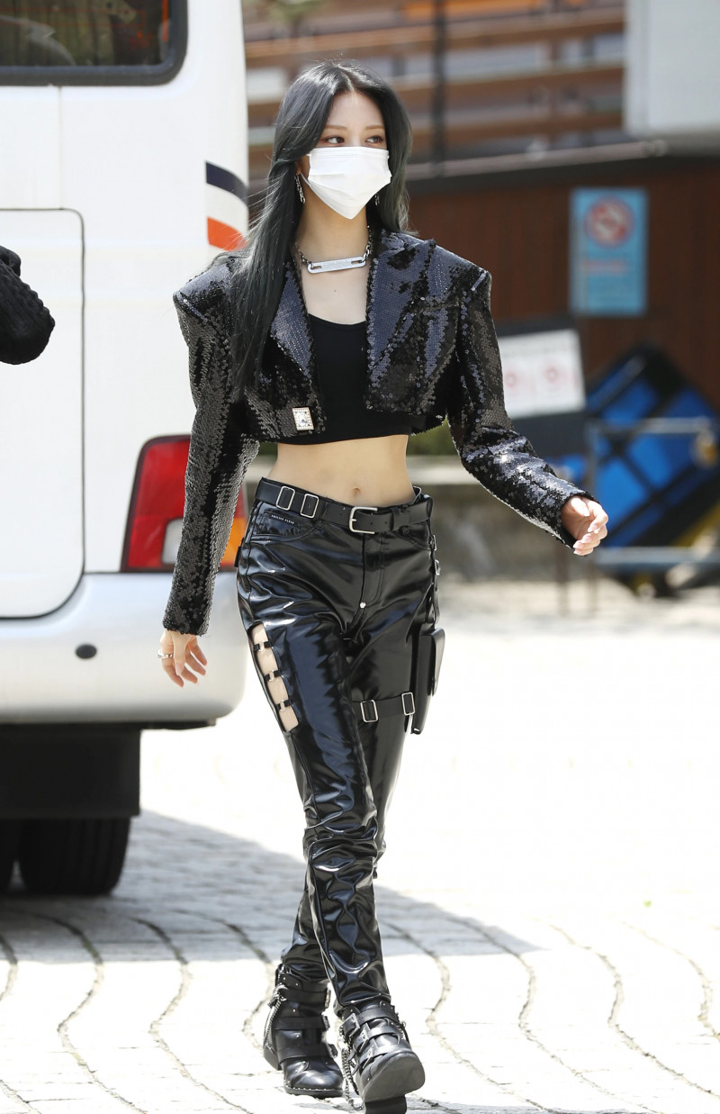 210512 ITZY Yuna - On the way to Show Champion documents 7