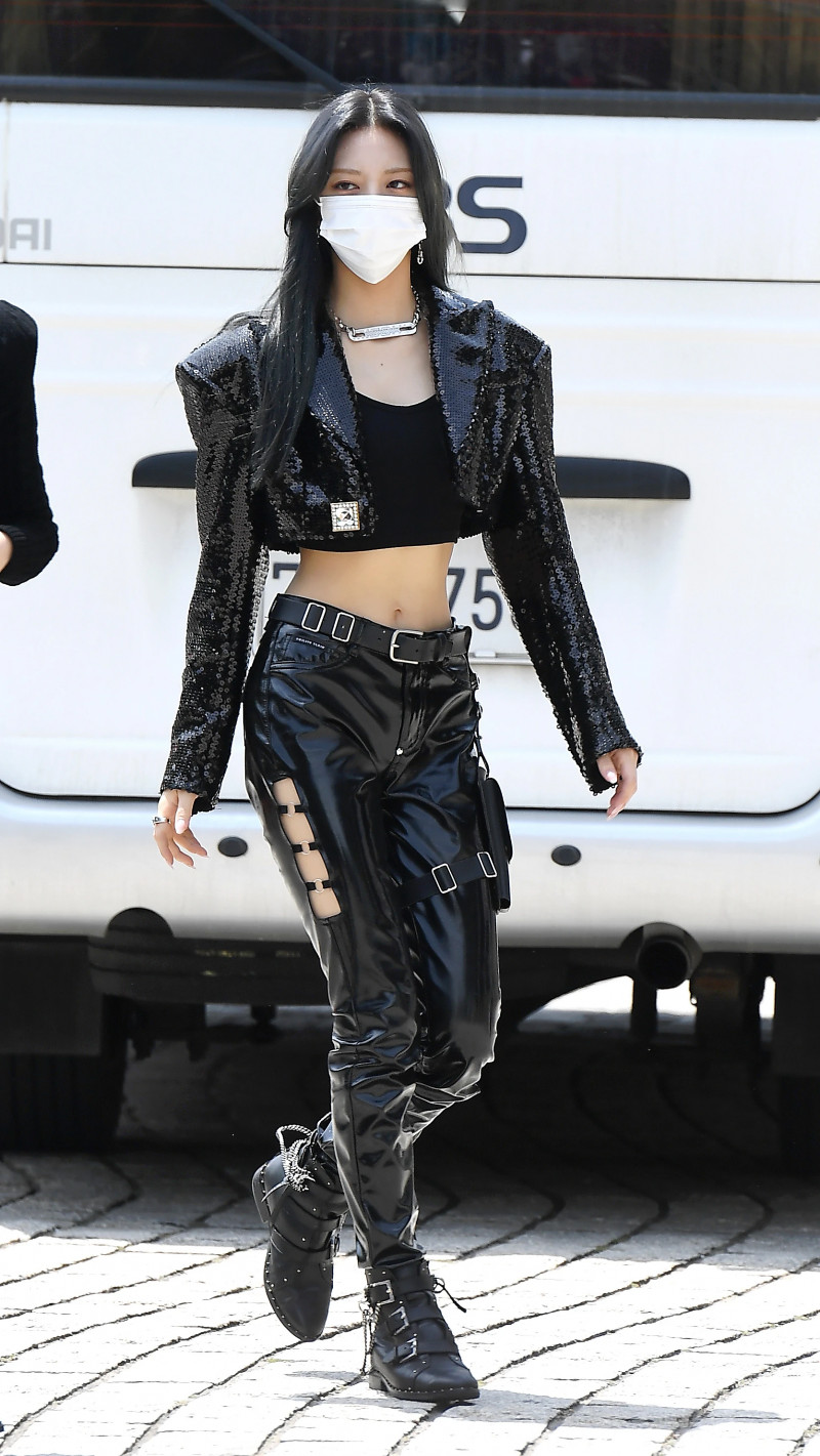 210512 ITZY Yuna - On the way to Show Champion documents 12