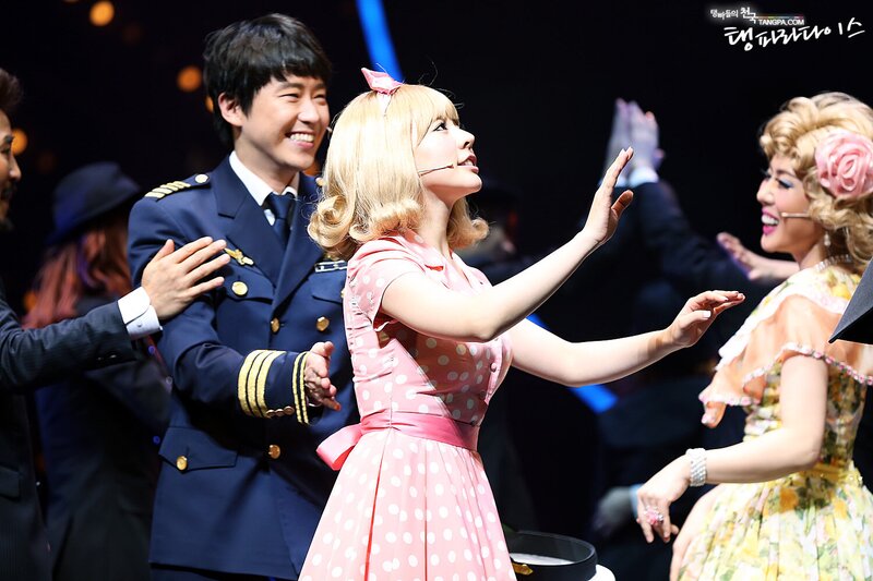 121219 Girls' Generation Sunny at 'Catch Me If You Can' Musical documents 1