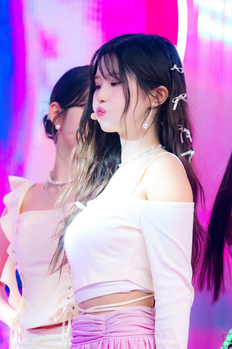 230611 fromis_9 Hayoung - ‘#menow’ at Inkigayo documents 3