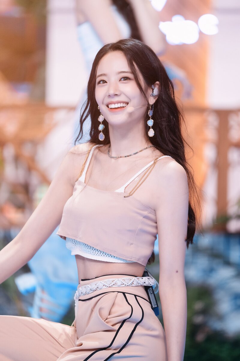 220703 fromis_9 Gyuri - 'Stay This Way' at Inkigayo documents 11