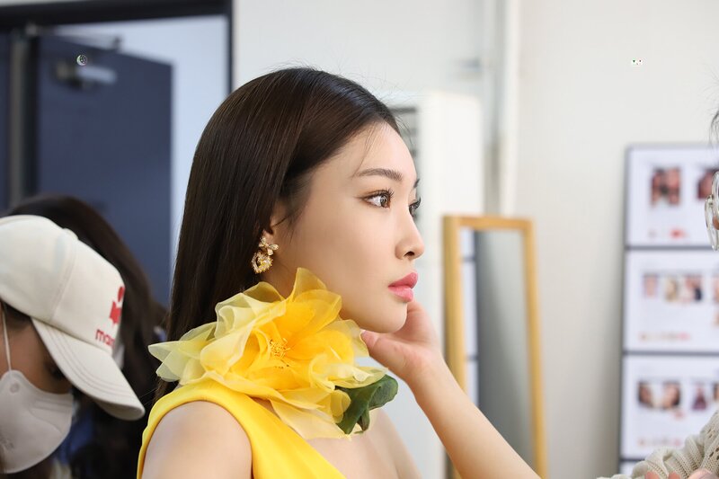 210526 MNH Naver Post - Chungha's Harpers Bazaar May Issue Photoshoot Behind documents 7