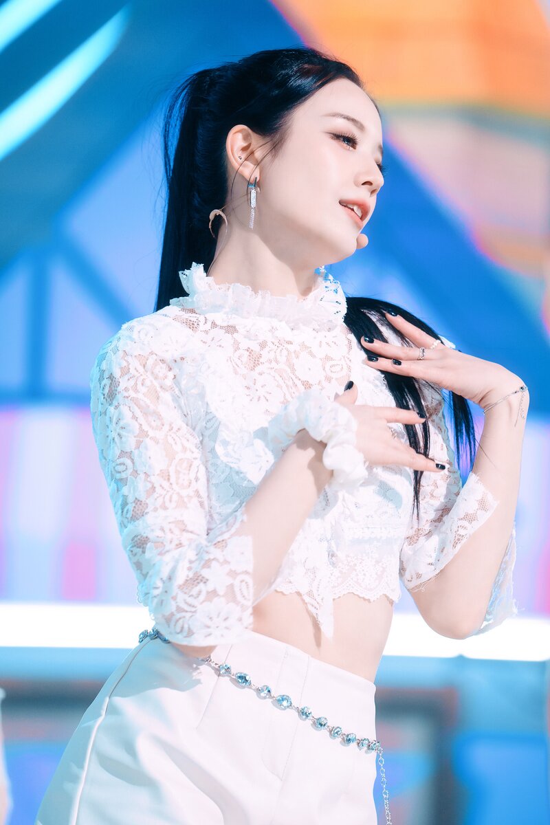 220123 fromis_9 Gyuri - 'DM' at Inkigayo documents 10