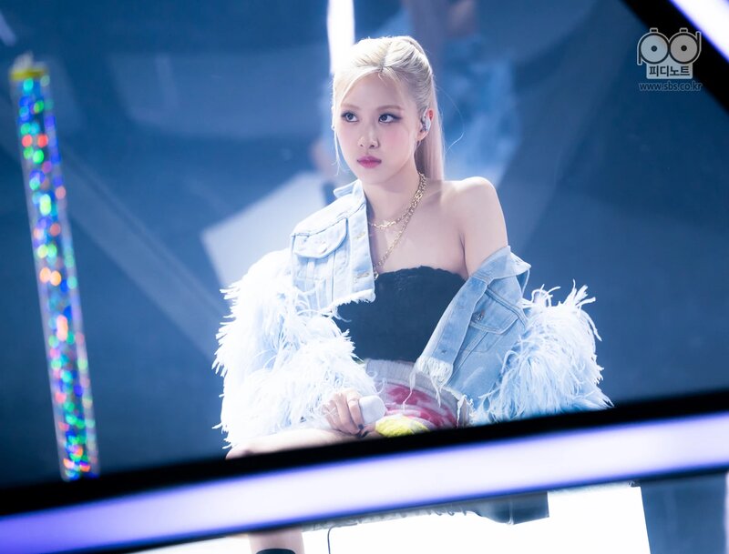 210314 - ROSÉ at SBS Inkigayo - GONE - ON THE GROUND (Solo Debut) documents 11