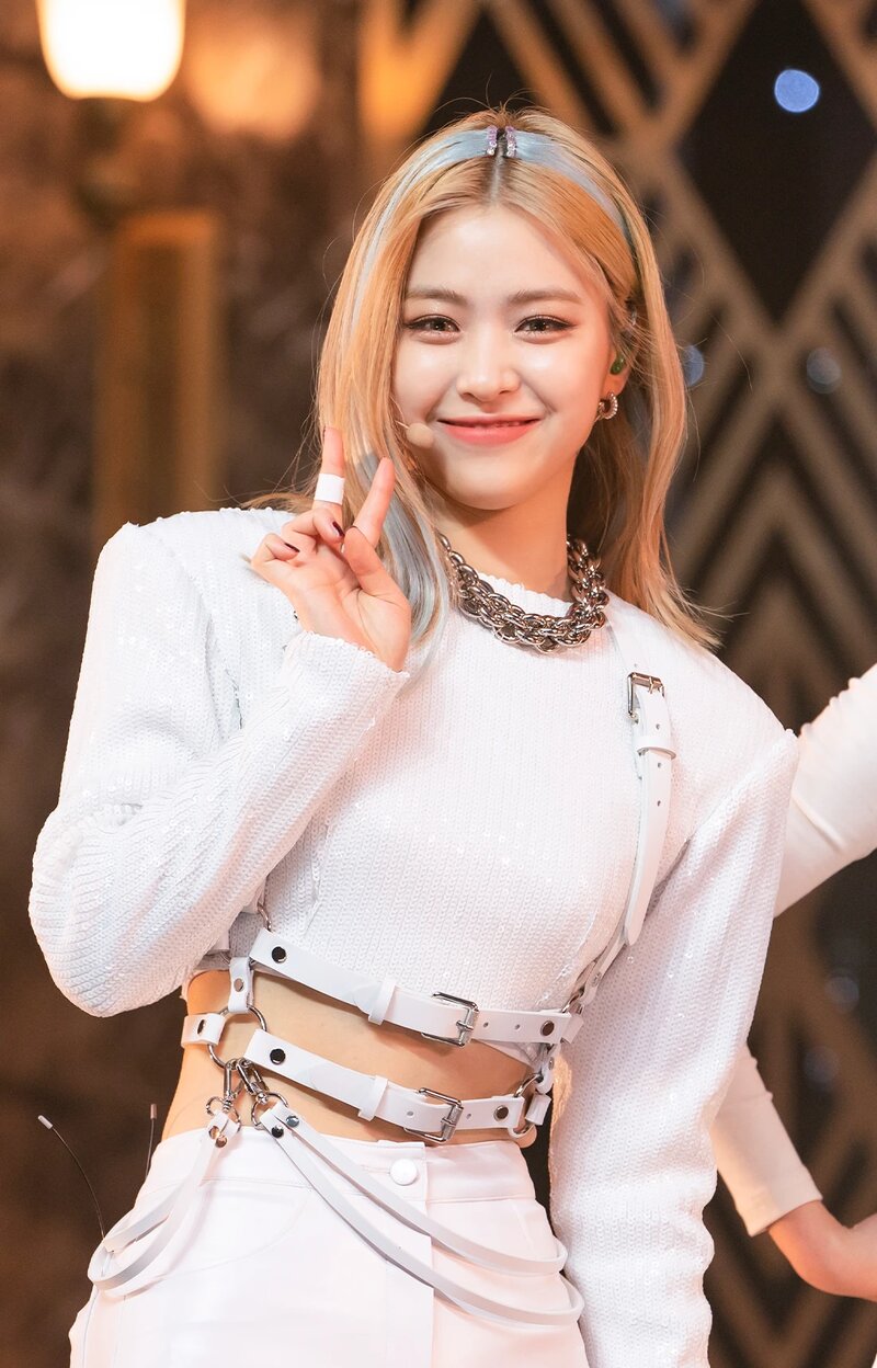 210502 ITZY 'Mafia In the morning' at Inkigayo documents 13