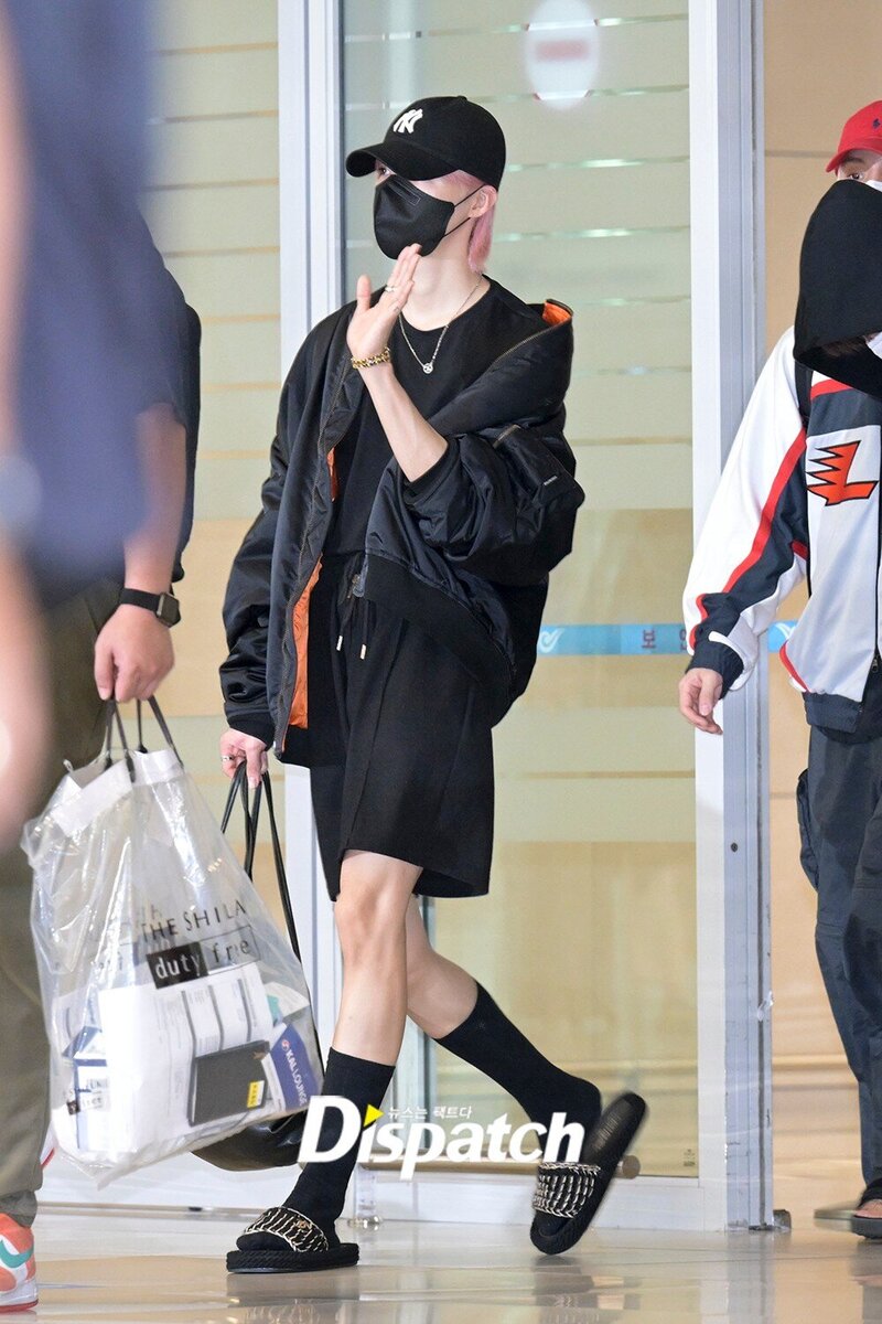 220823 THE BOYZ New at Incheon International Airport documents 4