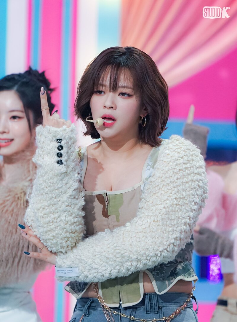 240222 - KBS Kpop Twitter Update with JEONGYEON - 'SET ME FREE' Music Bank Behind Photo documents 4