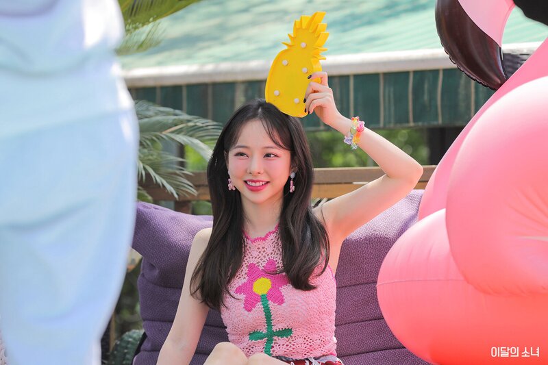 LOONA Fancafe - 2022 Summer Package Behind Photos documents 13