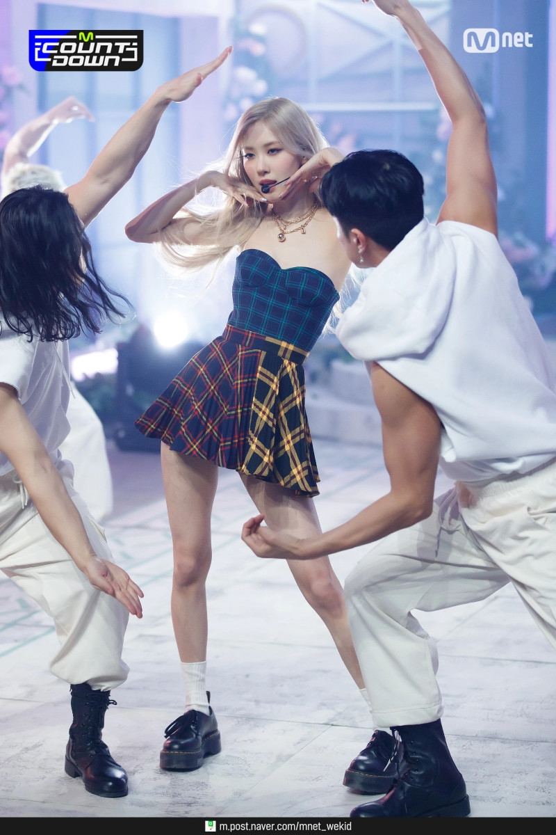 210318 BLACKPINK Rosé - 'On The Ground' at M Countdown documents 28