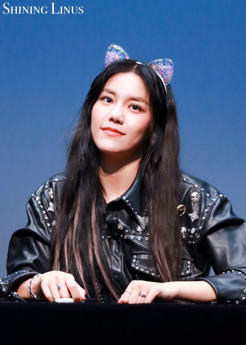 191201 AOA Hyejeong at 'NEW MOON' Fansign documents 1