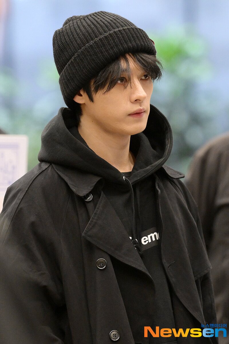 231112 Stray Kids Lee Know at Gimpo International Airport documents 1