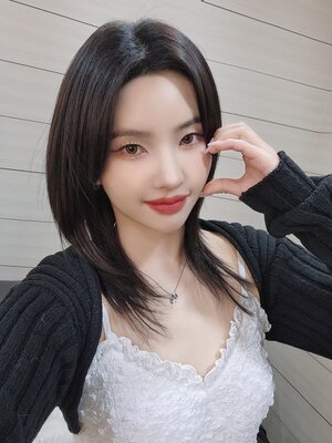240130 - (G)I-DLE Twitter Update with SOYEON - Lee Mujin Service