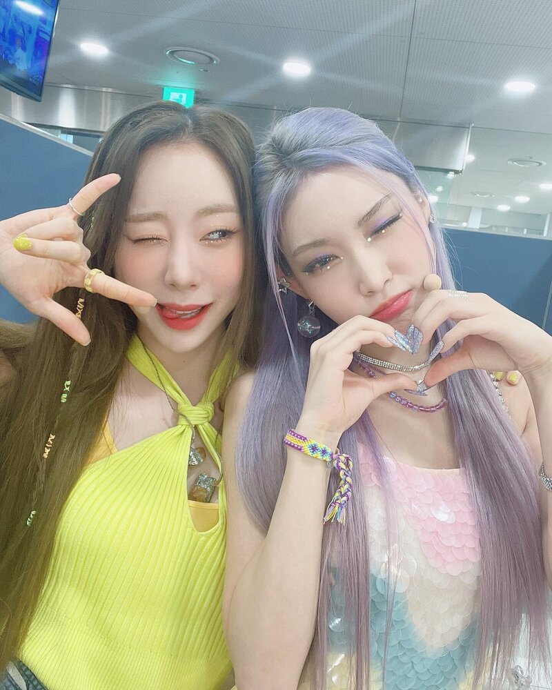220730 Chungha Instagram Update with Yeonjung documents 8