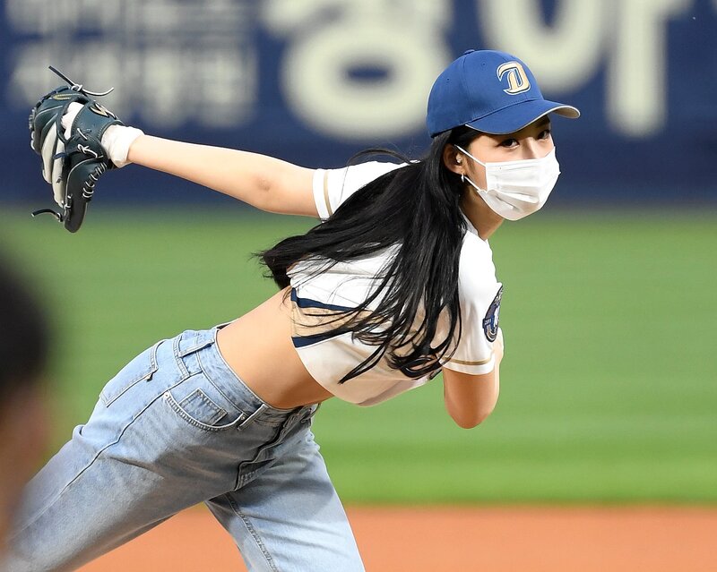 210514 EVERGLOW Sihyeon - First Pitch for NC Dinos documents 5