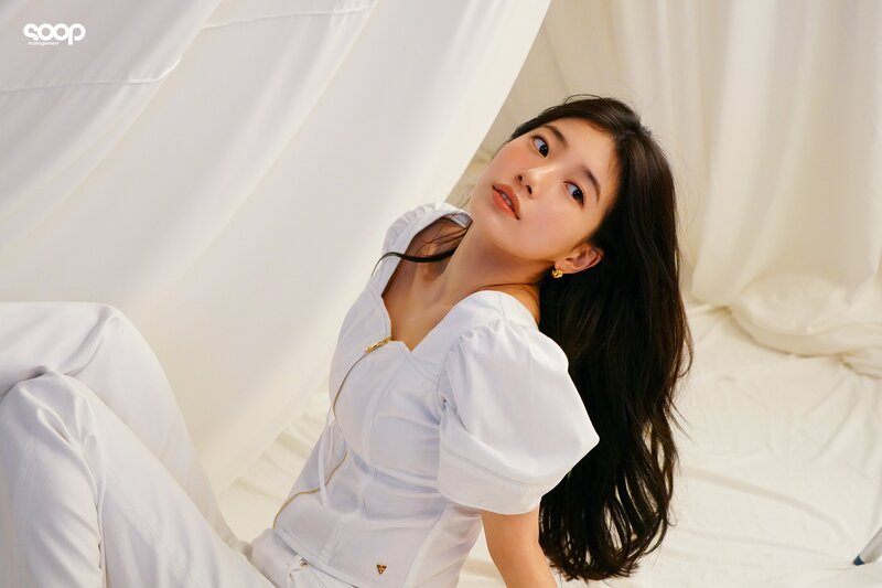 240405 SOOP Naver Post - Suzy - Guess S/S 2024 Campaign Behind documents 2