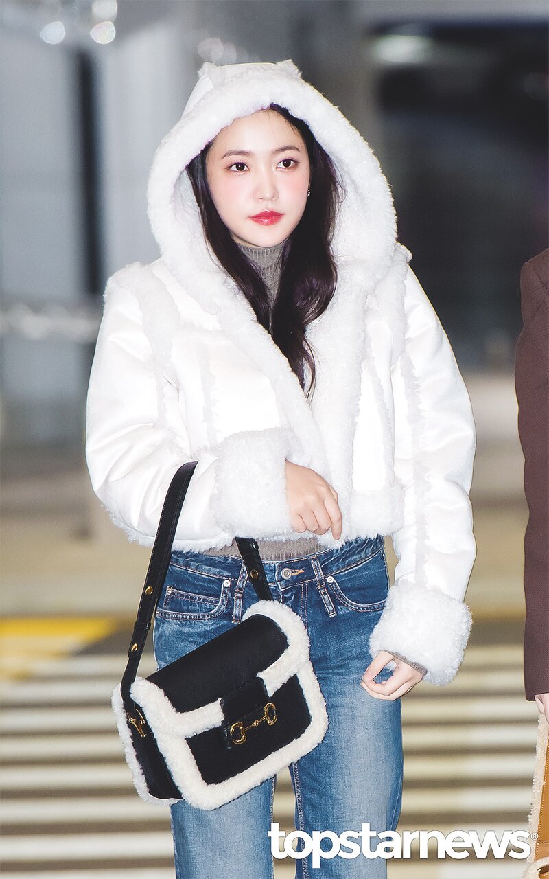 231118 Red Velvet Yeri at Incheon International Airport documents 1