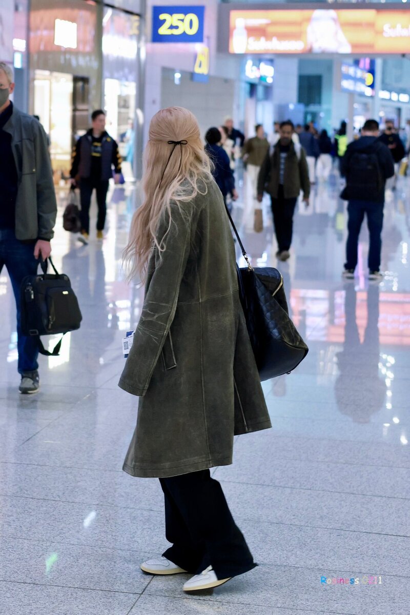 230328 ROSÉ at Incheon International Airport documents 5