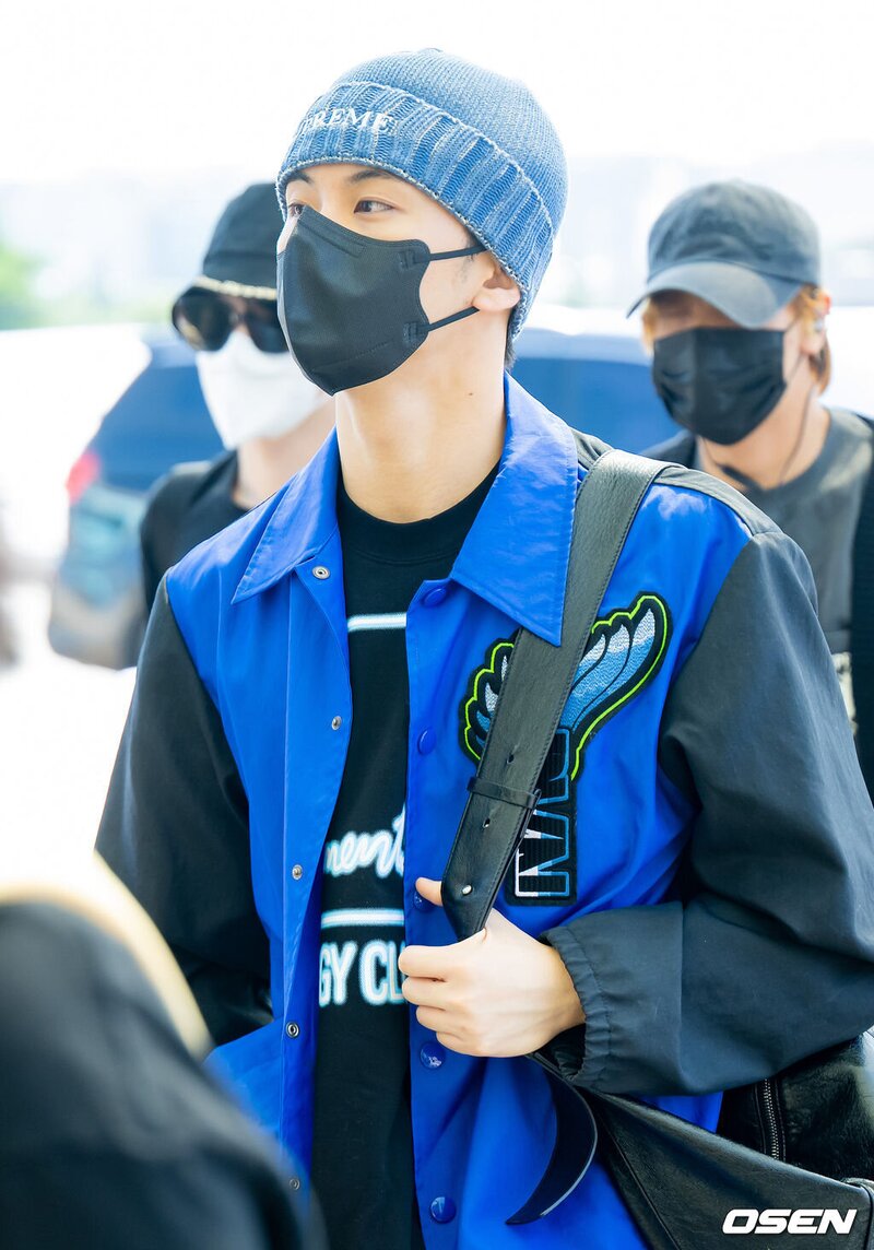 230907 NCT DREAM Mark at Incheon International Airport documents 1