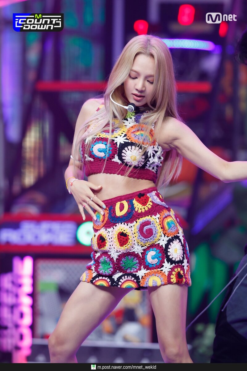 210812 HYO & BIBI Performing "Second" at M Countdown | Naver Update documents 23