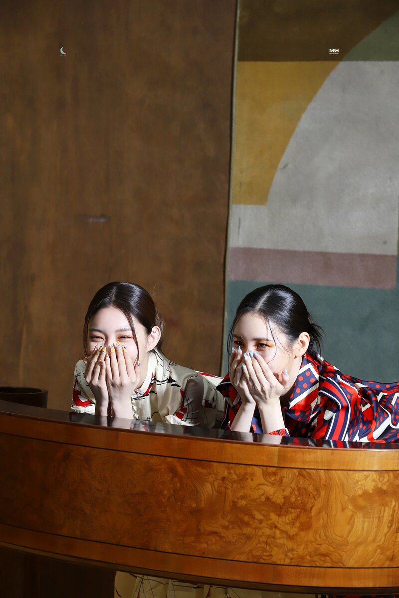210510 MNH Naver Post - Sunmi & Chungha's Marie Claire Photoshoot Behind documents 22