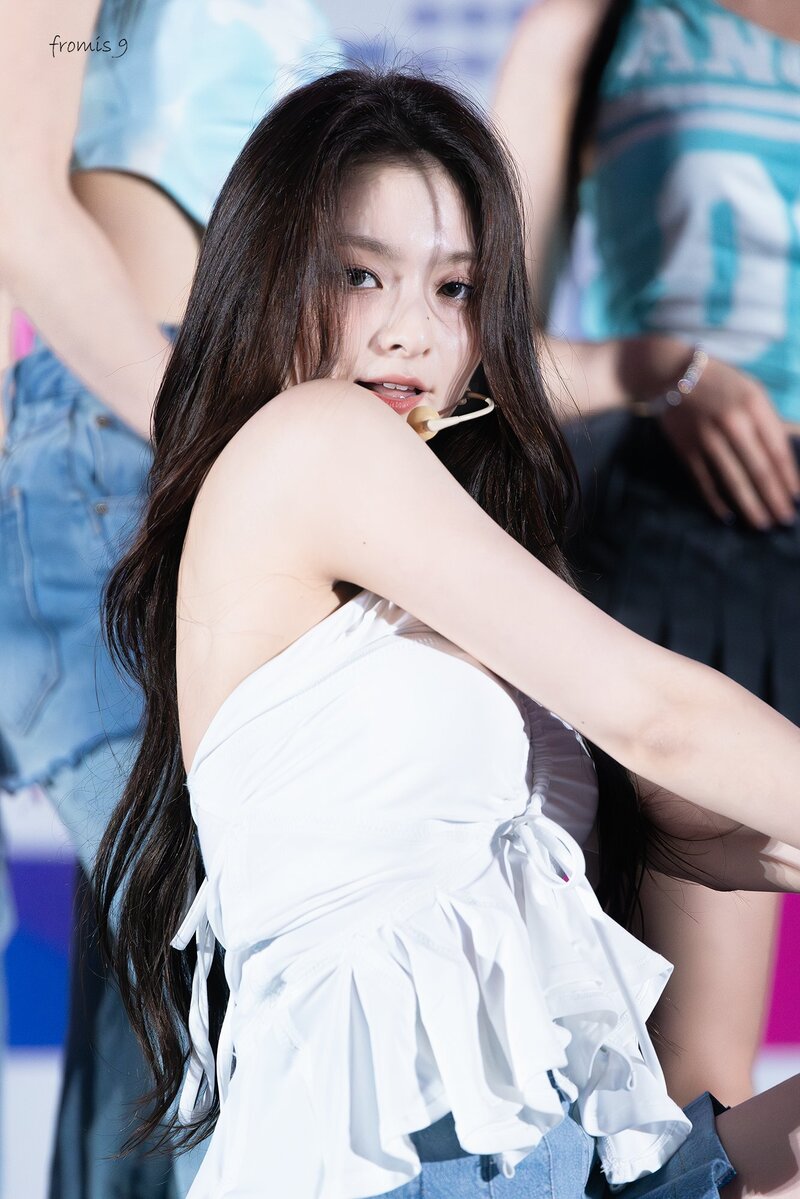 230914 fromis_9 Nagyung - Dong-A University Festival in Busan documents 6