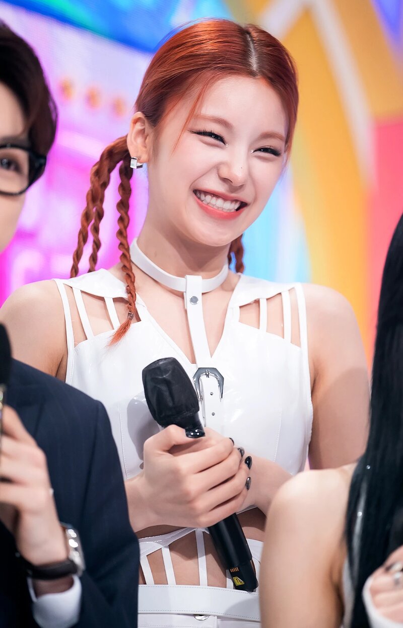 210502 ITZY 'Mafia In the morning' at Inkigayo documents 22