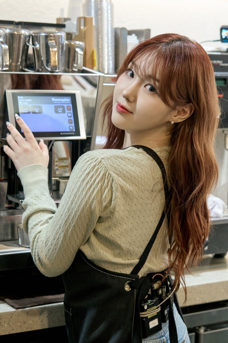 240419 WAKEONE Naver Post - Kep1er Chaehyun - 'Kep1er’s Croffle Cafe' Behind documents 1