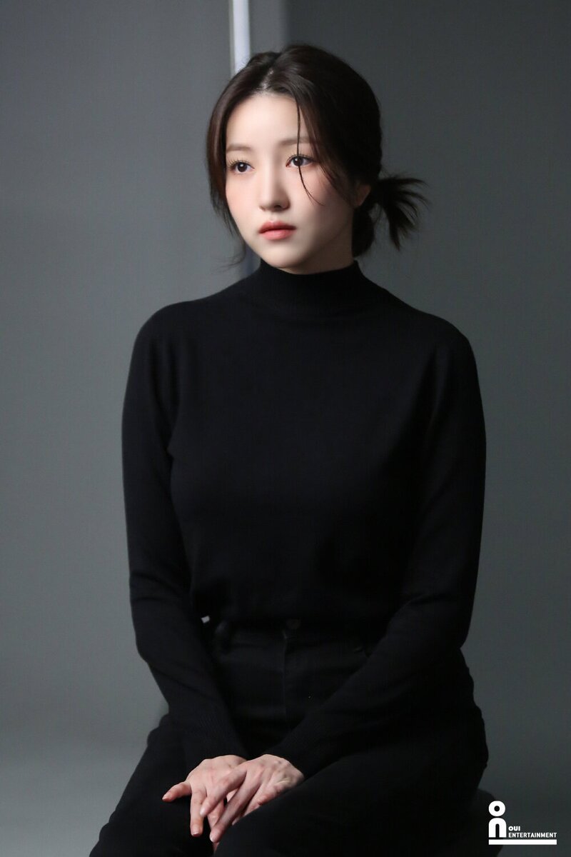 221115 OUI Entertainment Naver Post - Kim Sowon Profile Images Behind documents 12