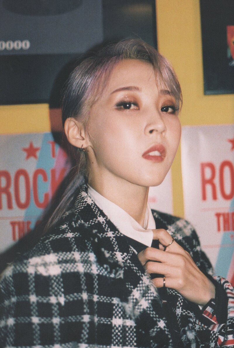 MAMAMOO 2nd Full Album 'reality in BLACK' [SCANS] (All Universes) documents 20