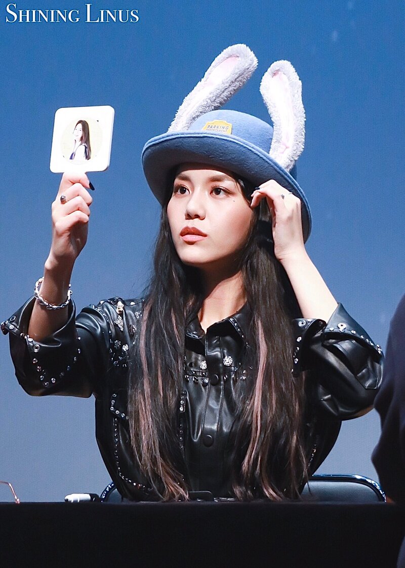 191201 AOA Hyejeong at 'NEW MOON' Fansign documents 3