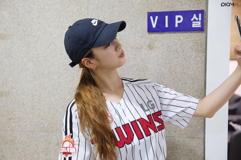 210604 PlayM Naver Post - Apink's Bomi LG Twins First Pitch Behind documents 18