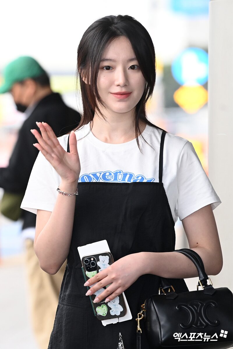 240404 (G)I-DLE Shuhua at Gimpo International Airport documents 7