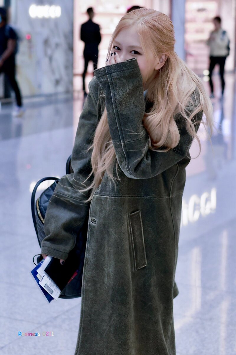 230328 ROSÉ at Incheon International Airport documents 4