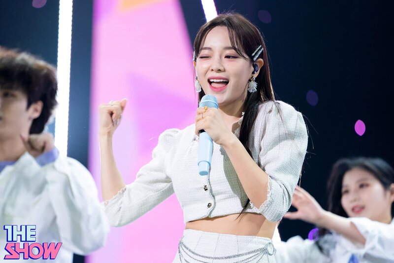210406 Kim Sejeong 'Warning' at The Show documents 18