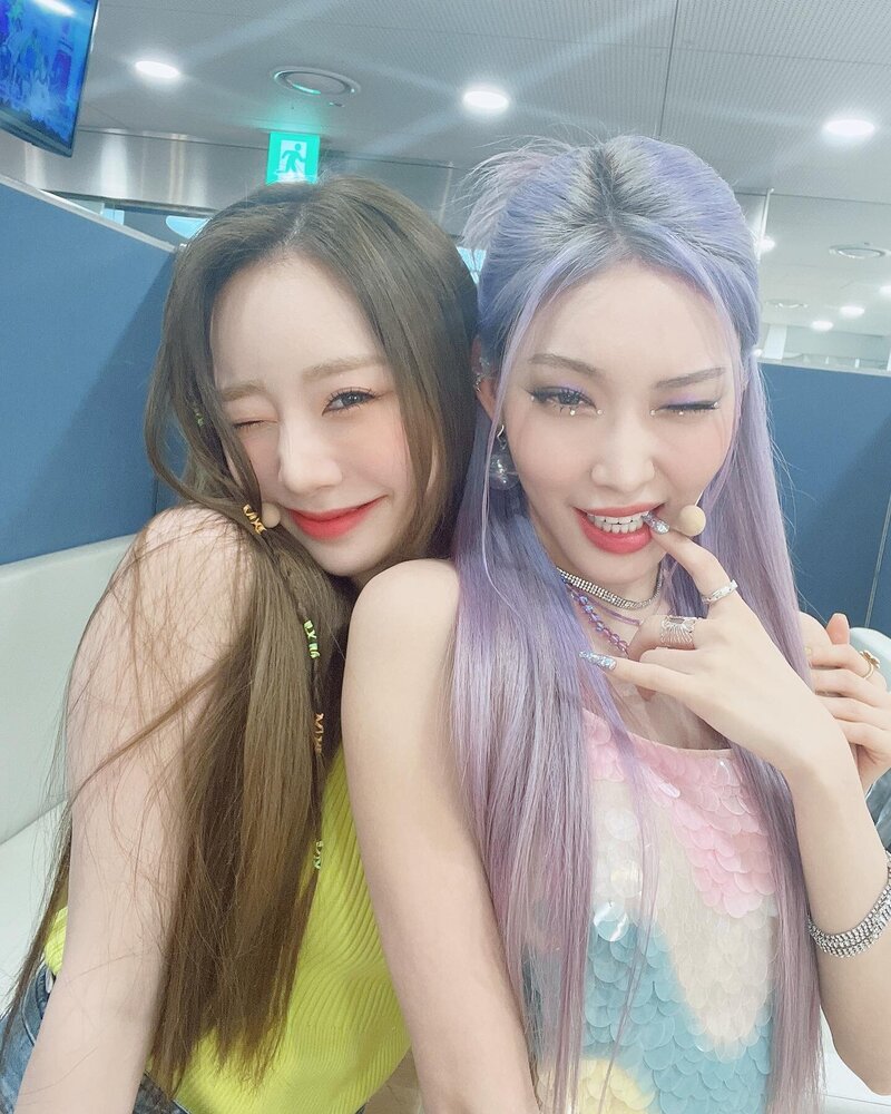 220730 Chungha Instagram Update with Yeonjung documents 9
