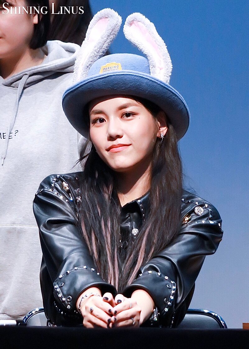 191201 AOA Hyejeong at 'NEW MOON' Fansign documents 4