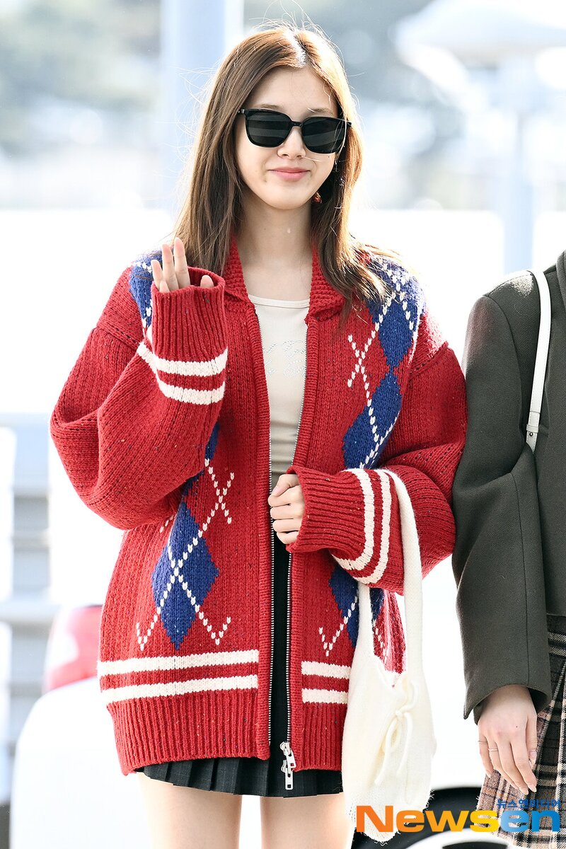 240215 STAYC J at Incheon International Airport documents 5