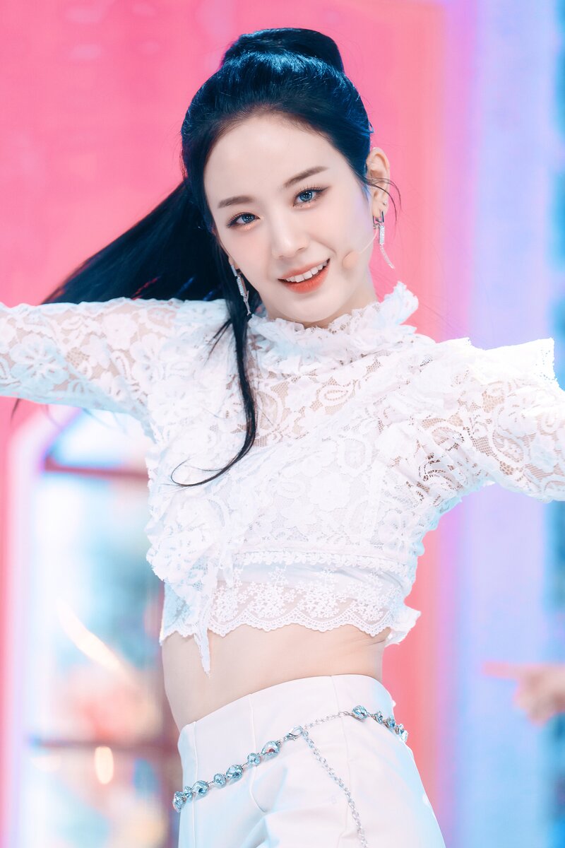 220123 fromis_9 Gyuri - 'DM' at Inkigayo documents 22