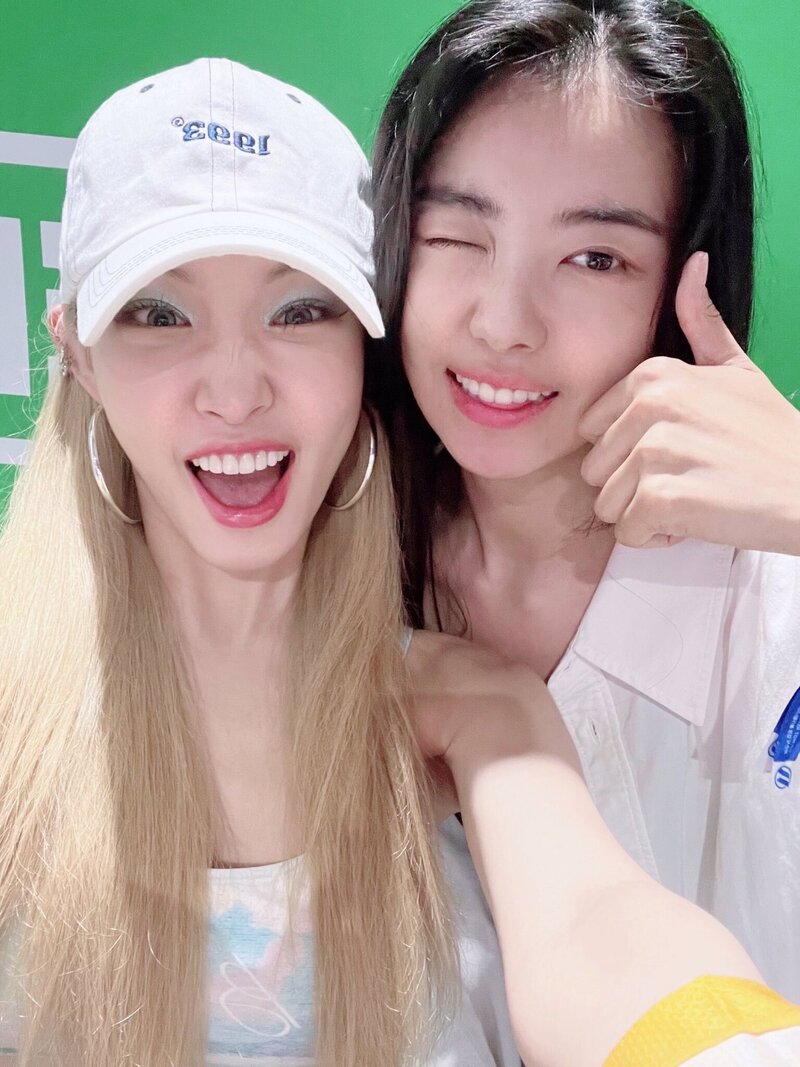 220626 Chungha Twitter Update with Nayoung documents 2