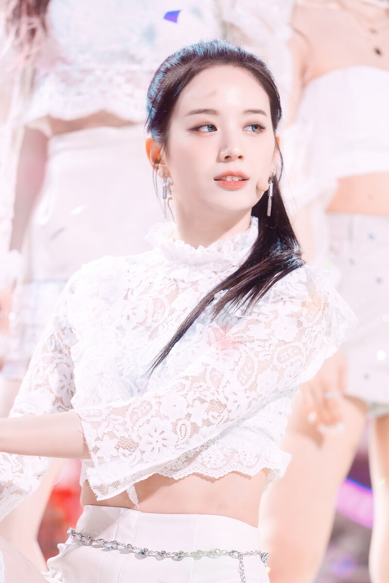 220123 fromis_9 Gyuri - 'DM' at Inkigayo documents 7