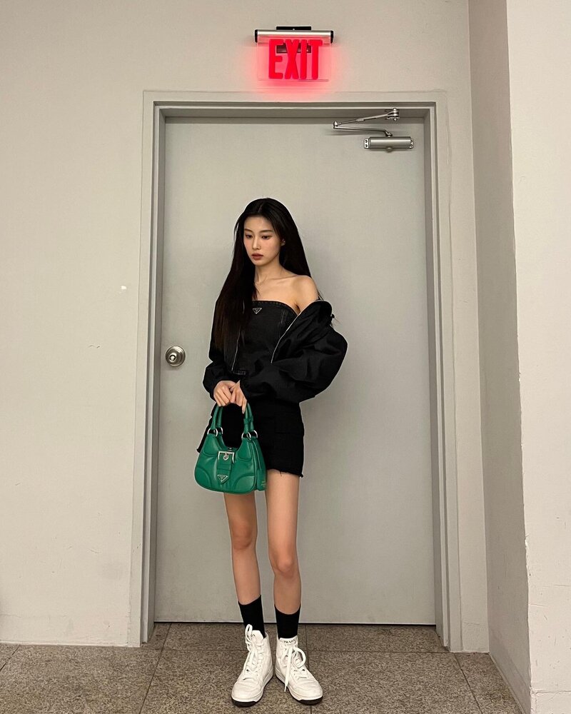 230307 Kang Hyewon Instagram Update documents 1